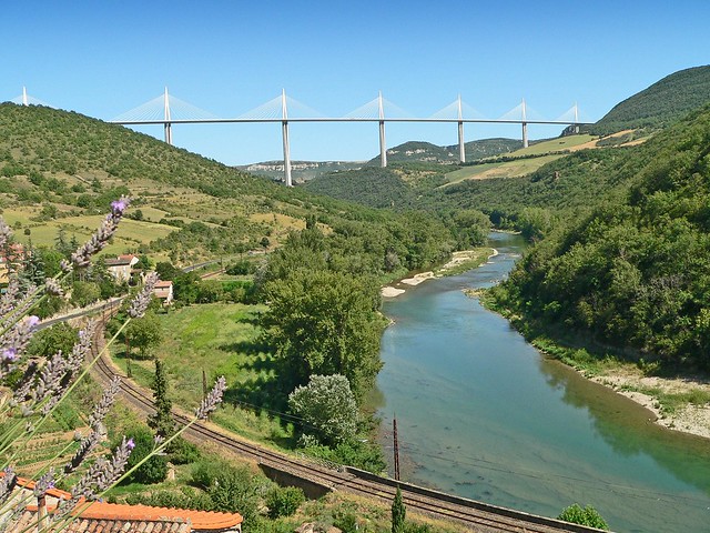 France, le village de Peyre avec le viaduc de Millau sur le Tarn