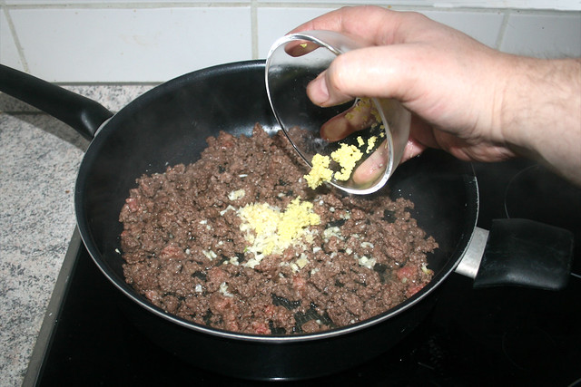 15 - Knoblauch & Ingwer zu Hackfleisch geben / Add garlic & ginger to ground meat