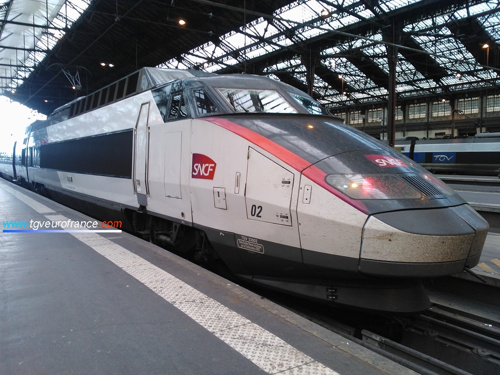 La rame TGV PSE 02 SNCF (baptisée "Sophie") à Paris Gare de Lyon le 22 mai 2014