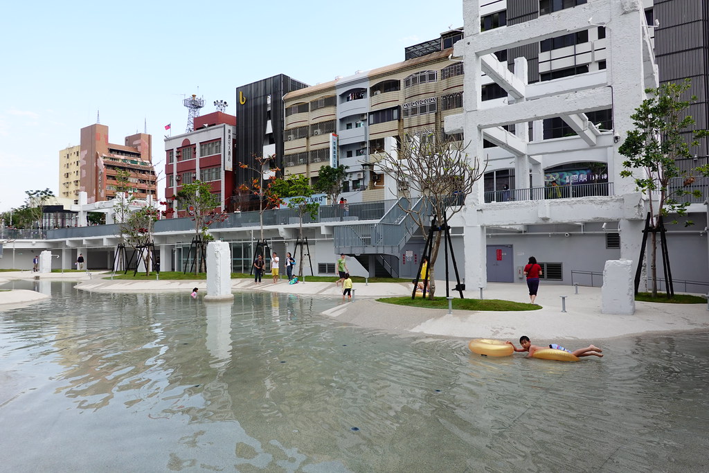 MVRDV在台南河樂廣場創造的水池不是觀賞用途，而是人們的社交場所