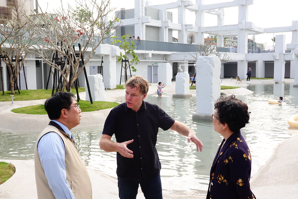 MVRDV主持建築師 Winy Maas（中）與台南市長黃偉哲（左）、副市長王時思（右）