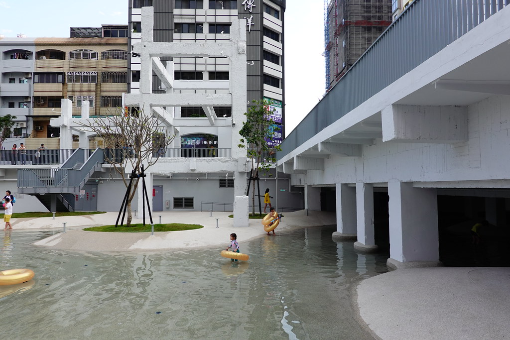 MVRDV在台南河樂廣場創造的水池不是觀賞用途，而是人們的社交場所