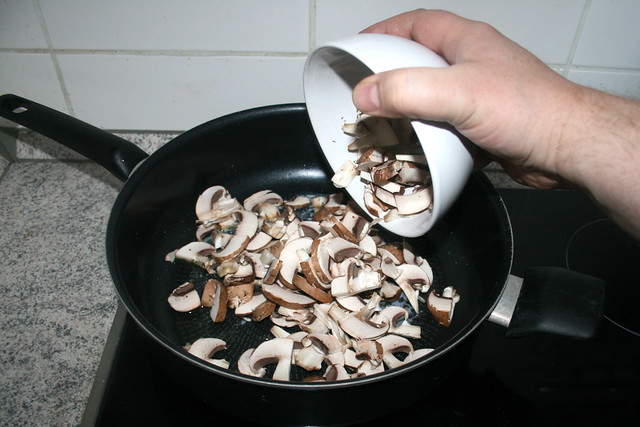 09 - Champignon in Pfanne geben / Put mushrooms in pan