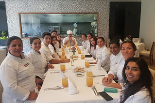 La Escuela de Chefs de la Universidad San Ignacio de Loyola (USIL) realizó, en enero e inicios de febrero, una capacitación especial de más de diez días a estudiantes de cocina del instituto profesional DUOC de la Pontificia Universidad Católica de Chile y de la Universidad Tecnológica de Chile INACAP.