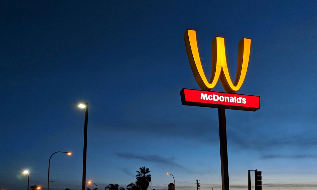 麥當勞將M倒置為代表婦女（Women）的W，卻被譏為麥當勞女性主義。（圖片來源：Reuters）