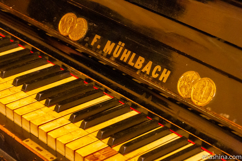 Концертное пианино F.Muhlbach (Ф.Мюльбах) №3014 начала 1880-х годов, музей-усадьба "Семья роялей" Владимира Виноградова