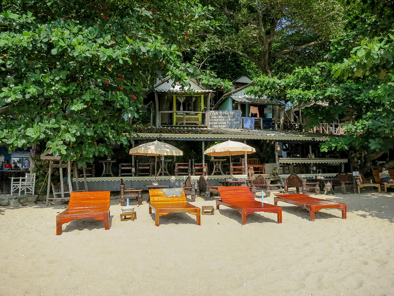 Bars and accomodations along White beach