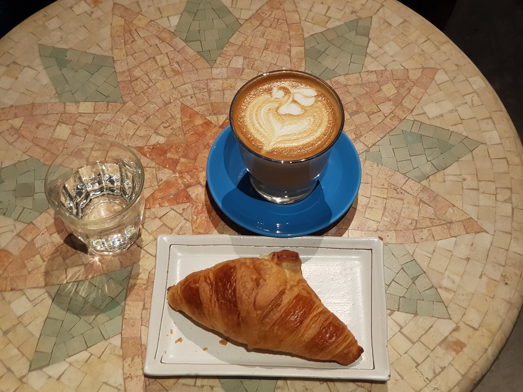 拿铁 Latte (m) rm$13 w/牛角包 Croissant @ Sprezzatura PJ Phileo Damansara