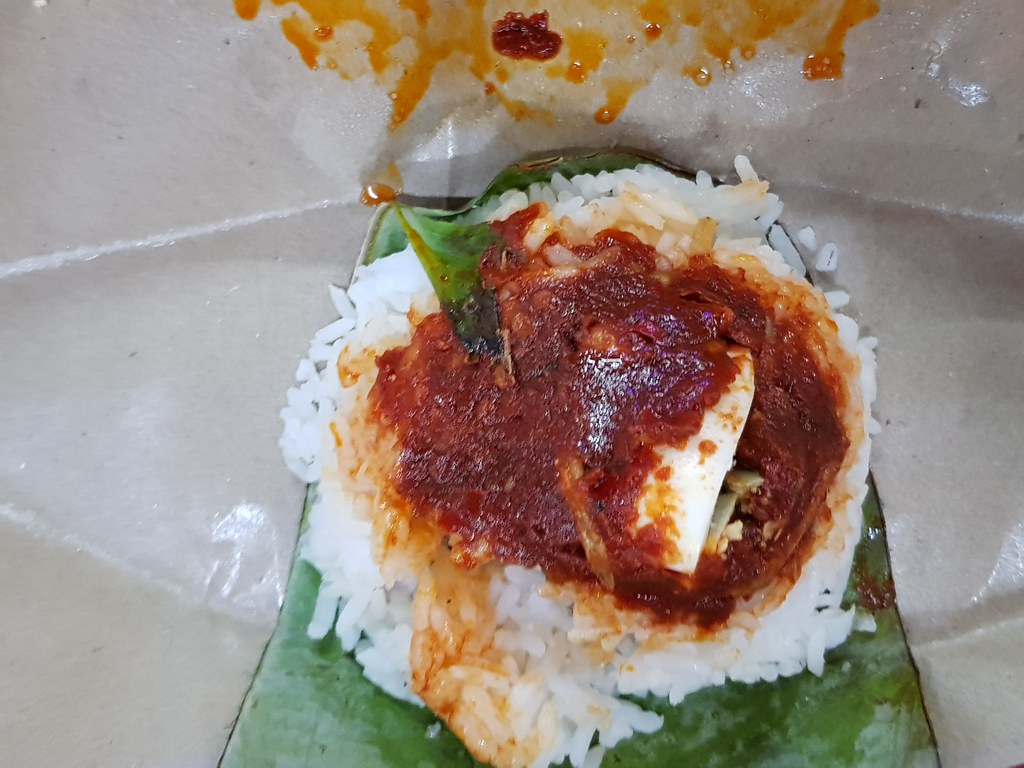马来椰酱饭 Nasi Lemak Bungkus rm$0.80 @ Sate Kajang Retro USJ 7 Medan Selera