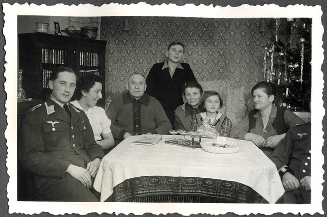 ArchivTappenV619 Berliner Familie, Weihnachtszeit, 1940er