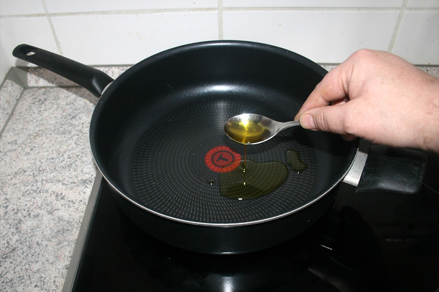 06 - Olivenöl in Pfanne erhitzen / Heat up olive oil in pan