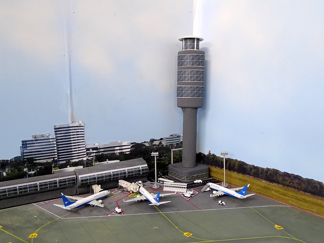 Xin Long 1:400 Scale Control Tower