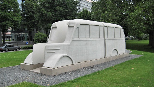 2005/06 Köln Grauer Bus als Denkmal für die Euthanasie-Opfer des Nationalsozialismus von Horst Hoheisel/Andreas Knitz Beton Hermann-Pünder-Straße in 50679 Deutz