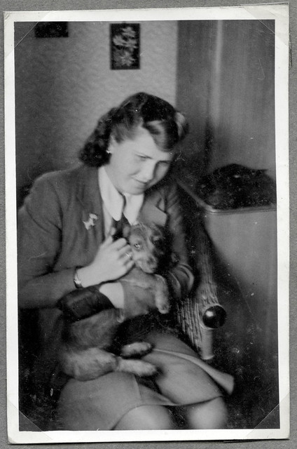 ArchivTappenV659 Frau mit Dackel, Münchberg, 26. August 1945