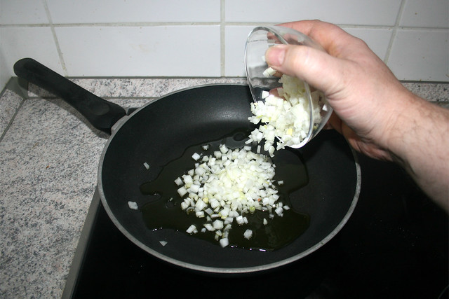 14 - Gewürfelte Zwiebel in Pfanne geben / Put diced onion in pan