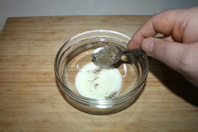 05 - Salz & Pfeffer in Schüssel geben / Put salt & pepper in bowl