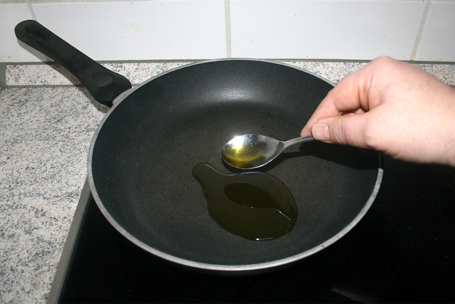 13 - Öl in Pfanne erhitzen / Heat up oil in pan