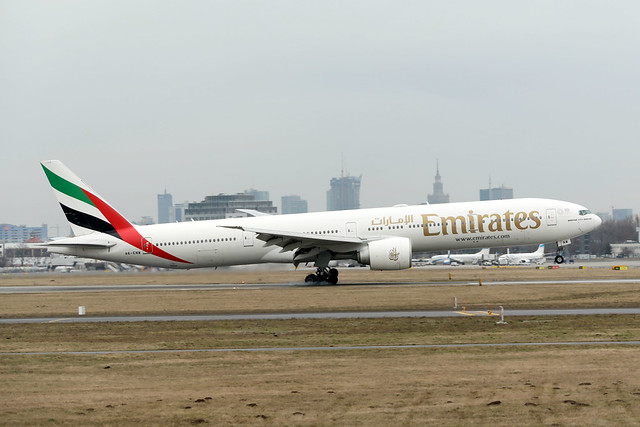Emirates B777-300ER A6-ENW landing WAW/EPWA