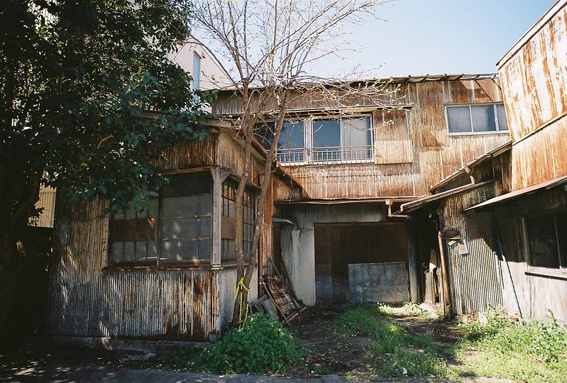 005東京いい道しぶい道蒲田本町通り六郷神社バス停前の廃屋