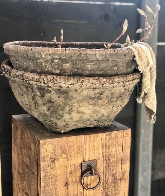 Rijstmanden op houten zuil met ring en linnendoek