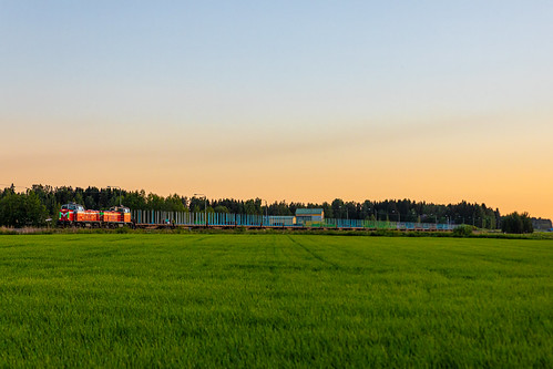 vr finnishrailways freight train t58272 diesel locomotive dv12 summer evening sunny sunset south ostrobothnia finland canon 5d green field june