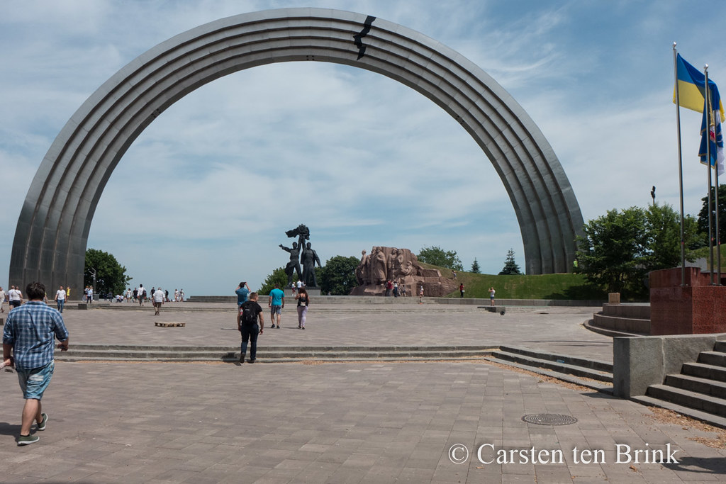 Kiev - the Friendship Arch - and the crack