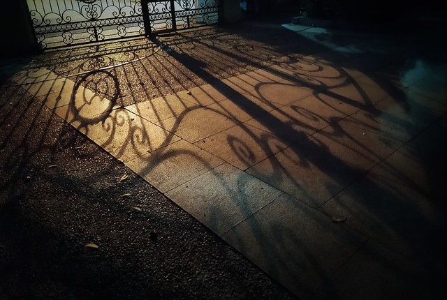 2020.03.23 Gate and Shadow (phonetography)