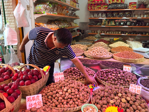 asia cina kunming madgrin china food market mobile smartphone travel viaggi yunnan