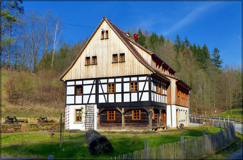 Umgebindehaus an der Pietsch- bzw. Endlermühle im Lochräumicht bei Ottendorf in der Sächsischen Schweiz