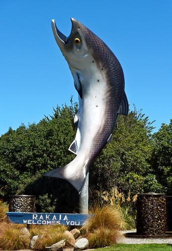 photo rakaia newzealand salmonstatue giantsalmon salmon statue welcomesign sign