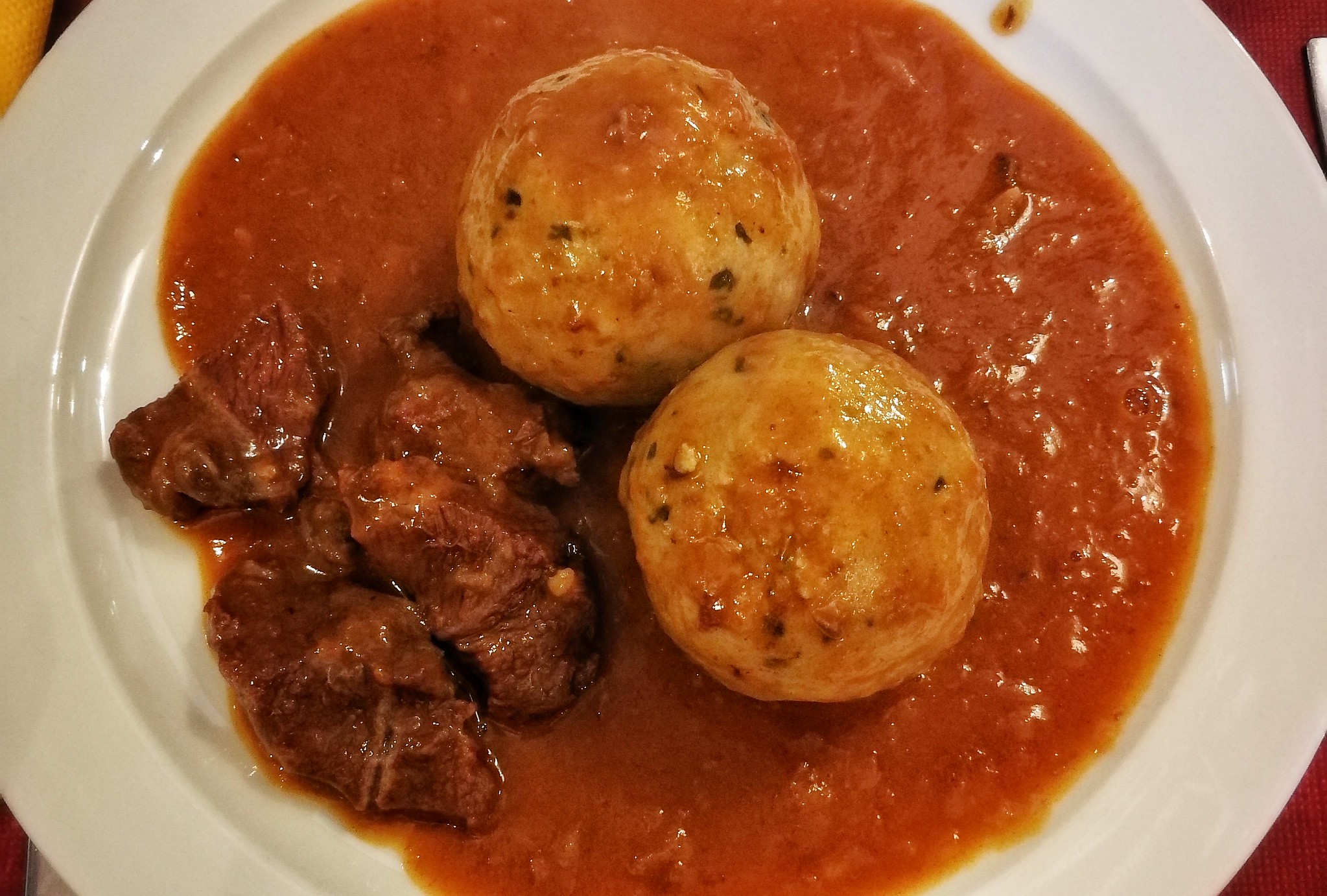 Knödel con gulash, Buffet Marascutti Knödel con gulash, Buffet Marascutti