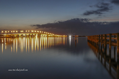 causeway bridge jensenbeachcauseway pier snooksnook water lagoon night lights reflect reflection predawn morning clouds cloudy sky weather seascape nature mothernature outdoors jensenbeach florida usa starburst indianriver river