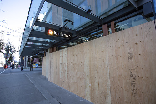 Lululemon on Robson street  is closing temporarily because of COVID-19 Concerns