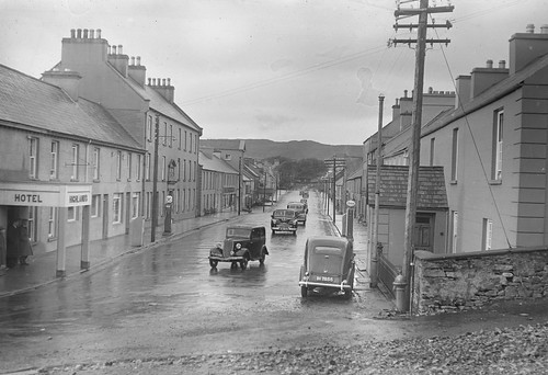 tynanphotographiccollection nationallibraryofireland ireland denistynan donegal glenties cavalcade motorcars street hotel rainyday ulster