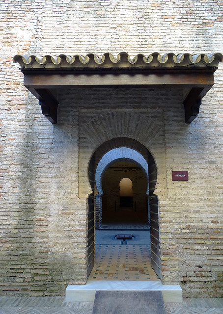 puerta de entrada arco de herradura Patio de Abluciones interior de La Mezquita El Alcázar de Jerez de la Frontera Cádiz 02