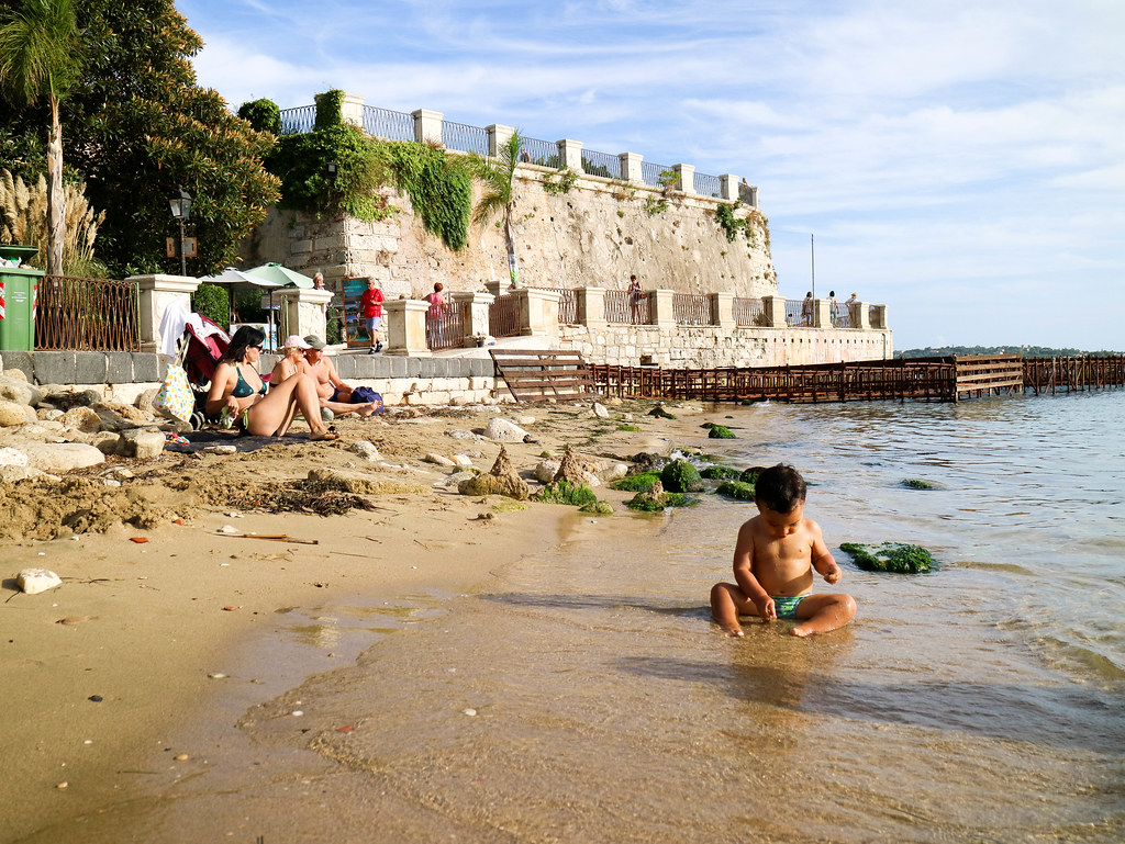 Playa en isla Ortigia donde nos bañamos tras visitar Siracusa en 1 día