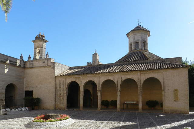 Patio de Armas y cúpula exterior de La Mezquita El Alcázar de Jerez de la Frontera Cádiz 02