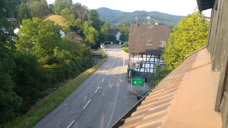 Blik op de Schwarzwalder Hochstrasse vanuit Gasthof Hirsch in Geroldsau