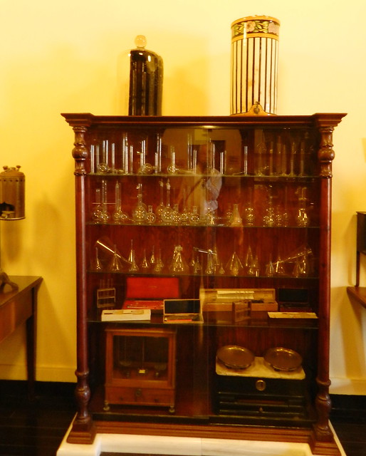 instrumentos de antigua botica farmacia municipal interior Palacio Villavicencio Alcázar de Jerez de la Frontera Cádiz 04