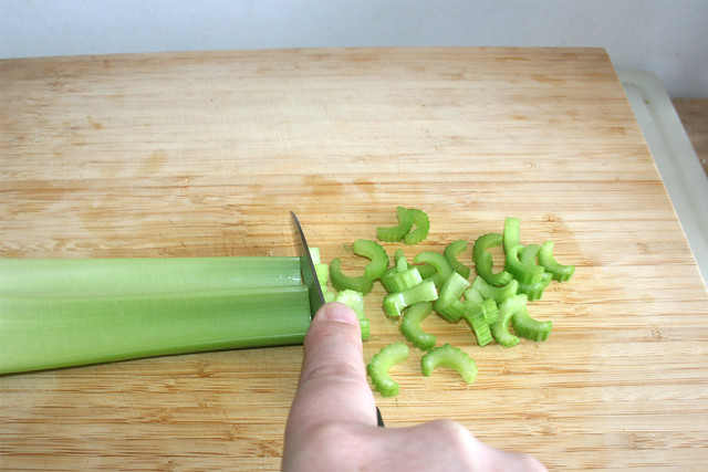 05 - Sellerie zerkleinern / Cut celery