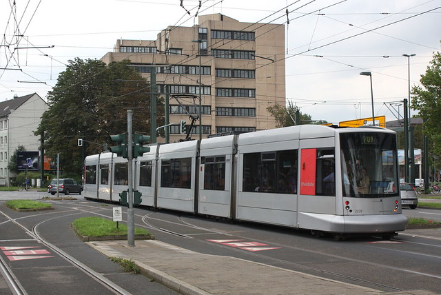Rheinbahn: Wagen 2028 als Linie 702 an der Haltestelle Heinrichstraße