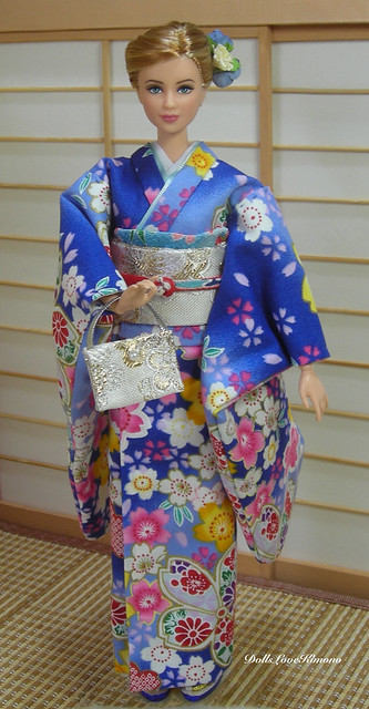 Graceful Tris in Blue kimono