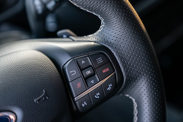 【圖五】New Ford Focus ST採用專屬平底運動化方向盤，於右側多功能按鍵附「S」按鍵與「Mode」選擇模式鈕，駕駛人可在目不離路的狀態下迅速切換動態模式