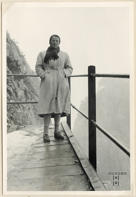 ArchivTappenV885 Frau Psanski auf dem Gipfelweg, Wendelstein, 1954