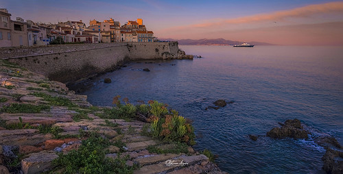 Fin de journée sur les remparts. Antibes by Tonino A, antibes vieilleville remparts tourcarrée borddemer sunset côtedazur provence yachts vauban greatphot