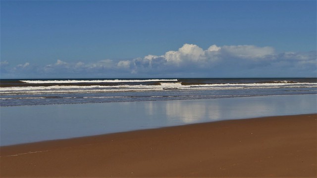 ein leerer, breiter Strand....