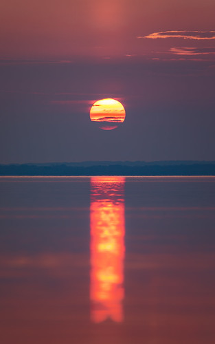 sun sunset vertical reflection lakemendota madison wisconsin canoneos5dmarkiv canonef100400mmf4556lisusm midwest outdoors nopeople nature