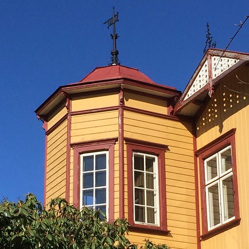 house hus villa småhus tower torn yellow gul gult alingsas alingsås sweden sverige