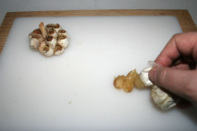 14 - Knoblauchzehen  aus Schale drücken / Press garlic out of peals