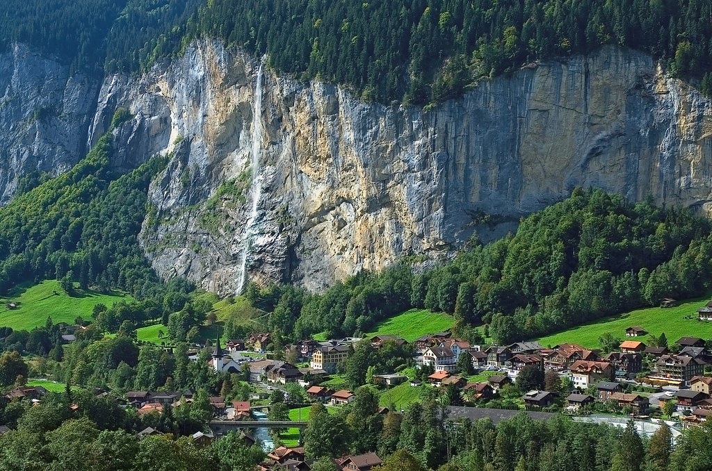 From Wengen to Lauterbrunnen by foot